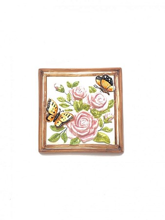 Керамический декор 'Бабочка Крапивница на розовых розах'